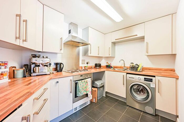 2 Bedroom Flat To Rent In Cherrywood Close, Bow, London, E3