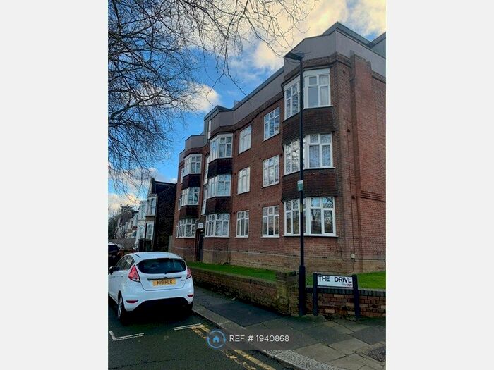 2 Bedroom Flat To Rent In Warwick Court, London, N11