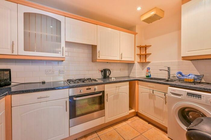 2 Bedroom Flat To Rent In Ribblesdale Road, Friern Barnet, London, N11