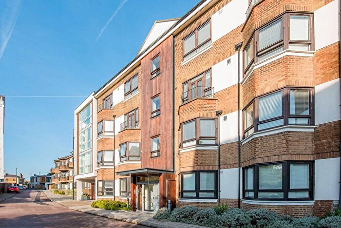 3 Bedroom Flat To Rent In Kew Bridge Court, Kew Bridge, London, W4