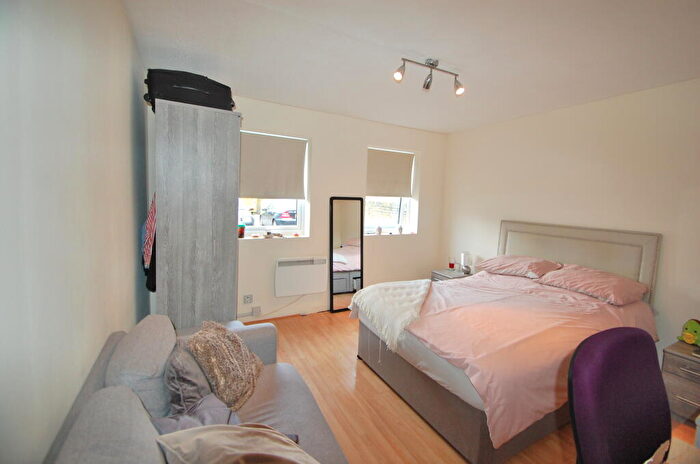 Apartment To Rent In Manor Road, Wallington, SM6