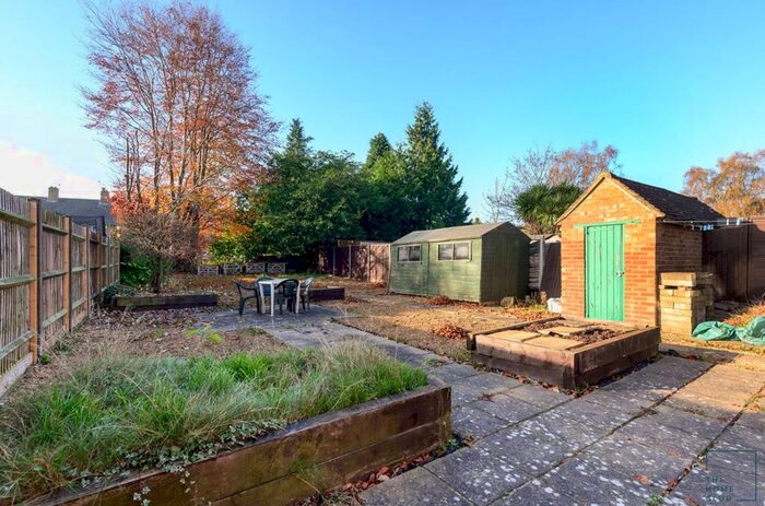 4 Bedroom Semi-Detached House To Rent In Cedar Way, Guildford, GU1