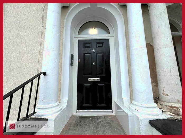 2 Bedroom Flat To Rent In Clytha Square, Newport, Gwent, NP20