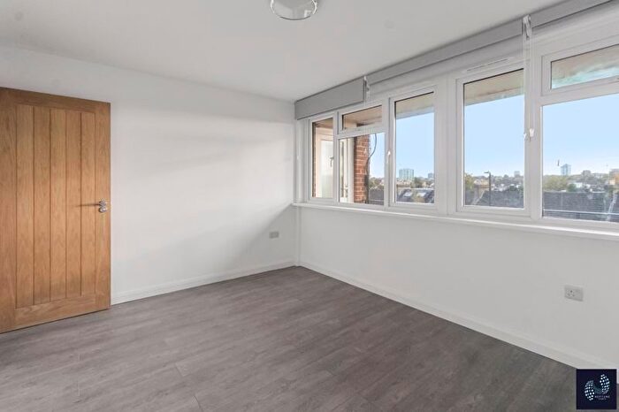 2 Bedroom Flat To Rent In Summerhill Road, London, N15