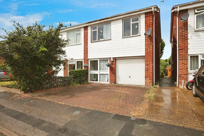 3 Bedroom End Of Terrace House For Sale In Winterborne Road, Abingdon, OX14