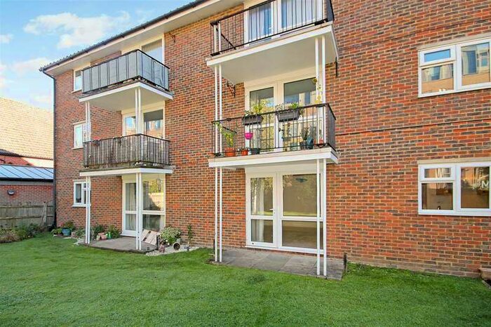 2 Bedroom Flat To Rent In Perrymount Road, Haywards Heath, RH16