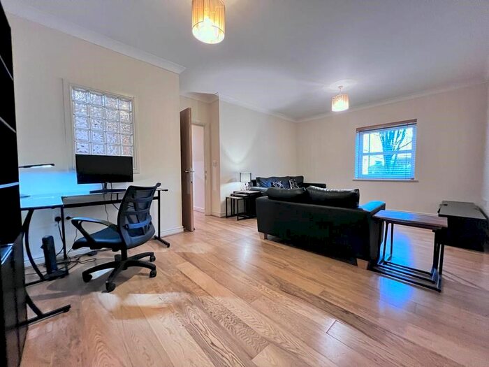 2 Bedroom Flat To Rent In Solomons Court, High Road London, Finchley, London, N12