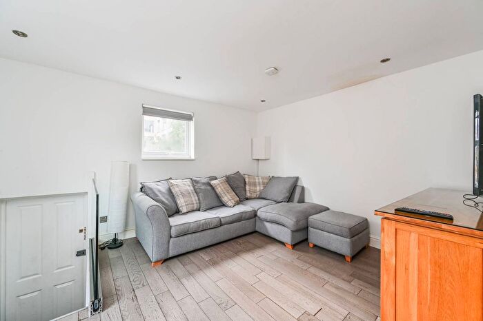 1 Bedroom Flat To Rent In Kennington Lane, Kennington, London, SE11