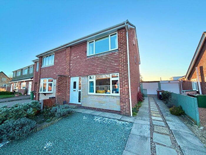 3 Bedroom Semi Detached House For Sale In Hollingthorpe Avenue, Hall Green, Wakefield, West Yorkshire, WF4