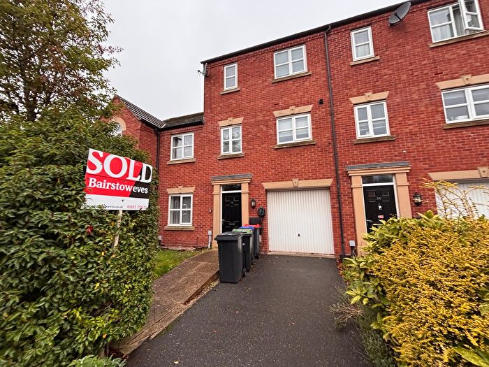 3 Bedroom Town House To Rent In Bennet Drive, Nottingham, NG17