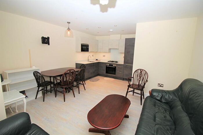 2 Bedroom Apartment To Rent In Roe Green Lane, Hatfield, AL10