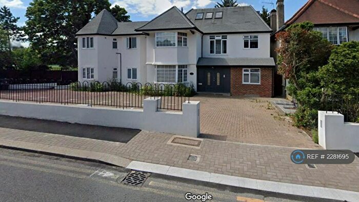 3 Bedroom Flat To Rent In Wayside, London, NW11