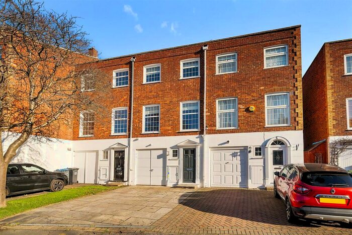 4 Bedroom Town House To Rent In Blenheim Gardens, Kingston Upon Thames, KT2