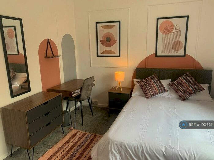 4 Bedroom Semi-Detached House To Rent In The Oval, Bath, BA2