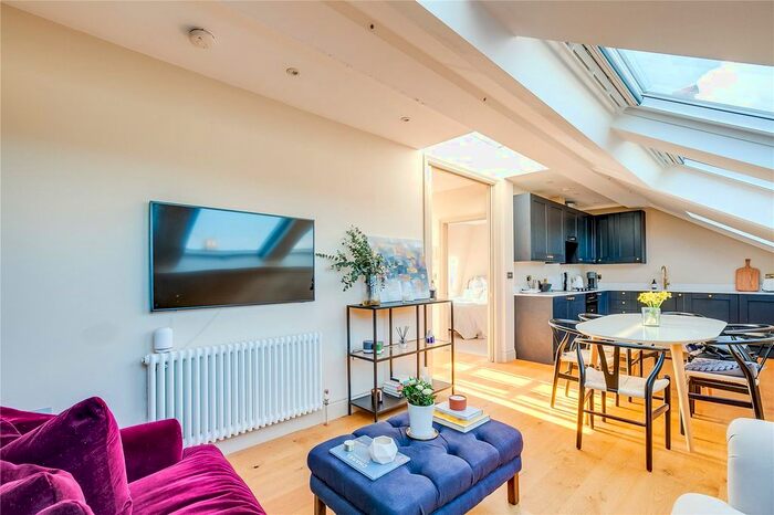 2 Bedroom Flat To Rent In Devereux Road, London, SW11