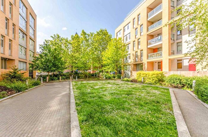 2 Bedroom Flat To Rent In Coral Apartments, Limehouse, London, E14