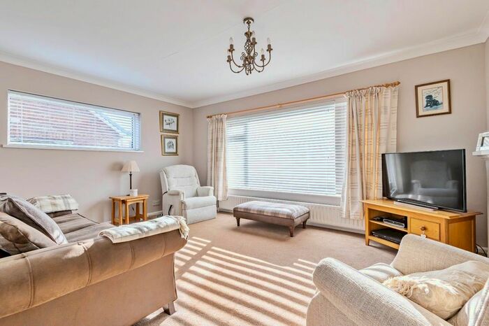 2 Bedroom Detached Bungalow To Rent In Willow Rise, Tadcaster, North ...