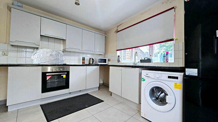 2 Bedroom End Of Terrace House To Rent In Collingwood Road, Sutton, SM1