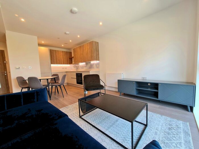 2 Bedroom Flat To Rent In Flagstaff Road, Bankside Gardens, Greenpark Village, Reading, RG2