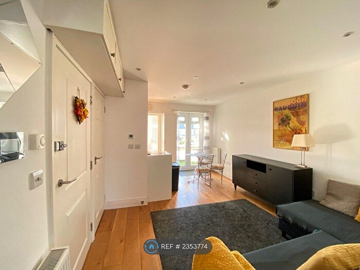 2 Bedroom Flat To Rent In Thames Ave, Greenford, UB6