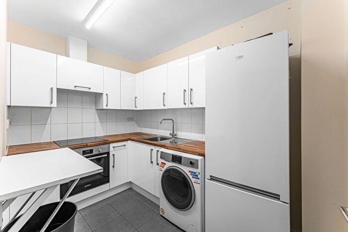 2 Bedroom Flat To Rent In Leytonstone Road, Stratford, E15