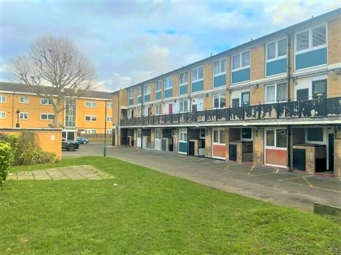 Studio To Rent In Driftway House, Stafford Road, Bow, E3