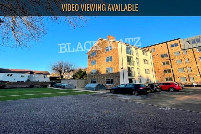 3 Bedroom Flat To Rent In Brixton Road, London, SW9