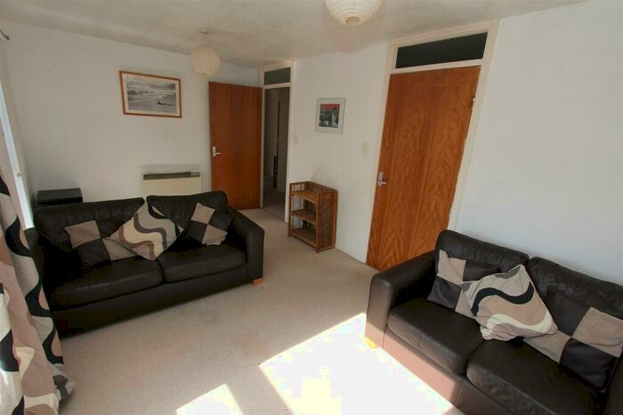 2 Bedroom Flat To Rent In Mount Pleasant Gardens, Leeds, LS8