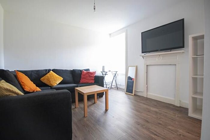 4 Bedroom Flat To Rent In Candlemaker Row, Edinburgh, EH1