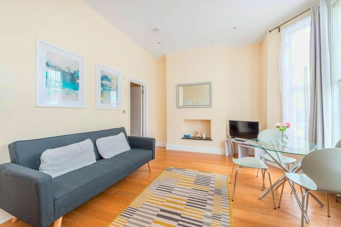 2 Bedroom Flat To Rent In Cornwall Crescent, Ladbroke Grove, London, W11