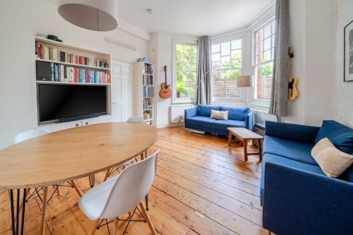 2 Bedroom Flat For Sale In Bedford Hill, Balham, London, SW12