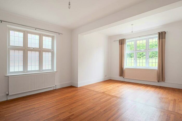 5 Bedroom Detached House To Rent In Meadway, Barnet, EN5