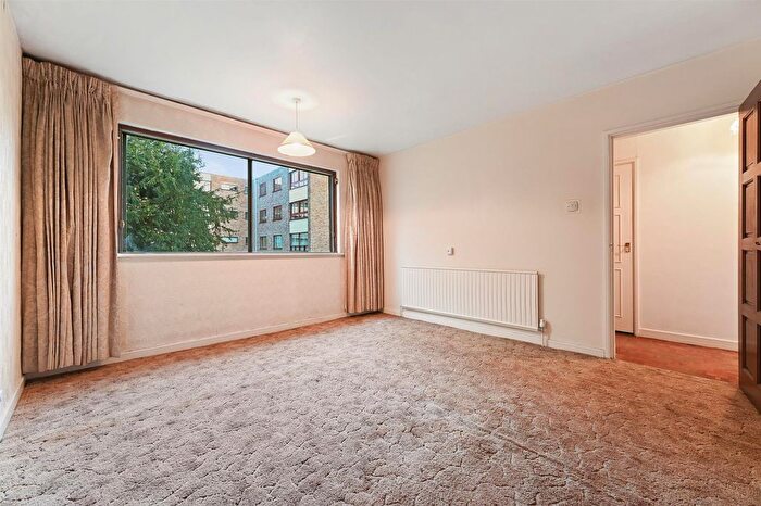 2 Bedroom Flat For Sale In Kent Avenue, London, W13