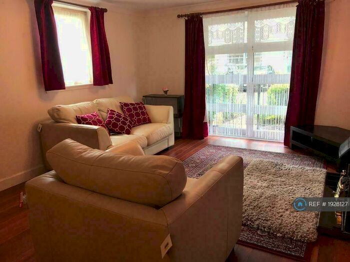 2 Bedroom Flat To Rent In North Werber Park, Edinburgh, EH4