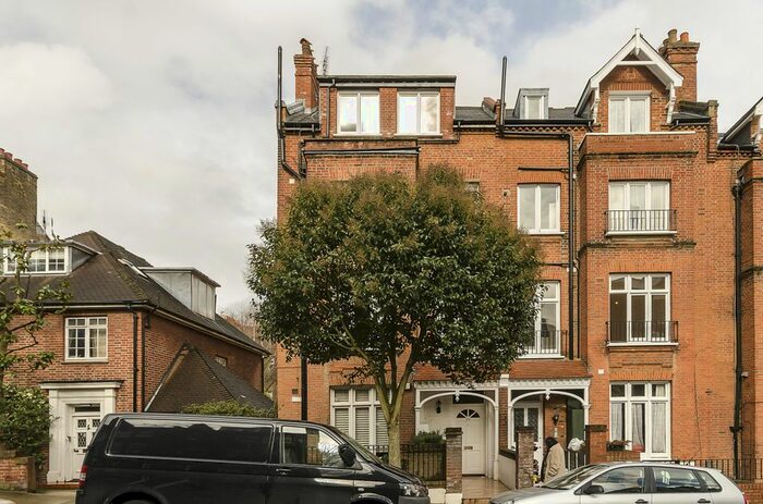 3 Bedroom Flat To Rent In Denning Road, London, NW3