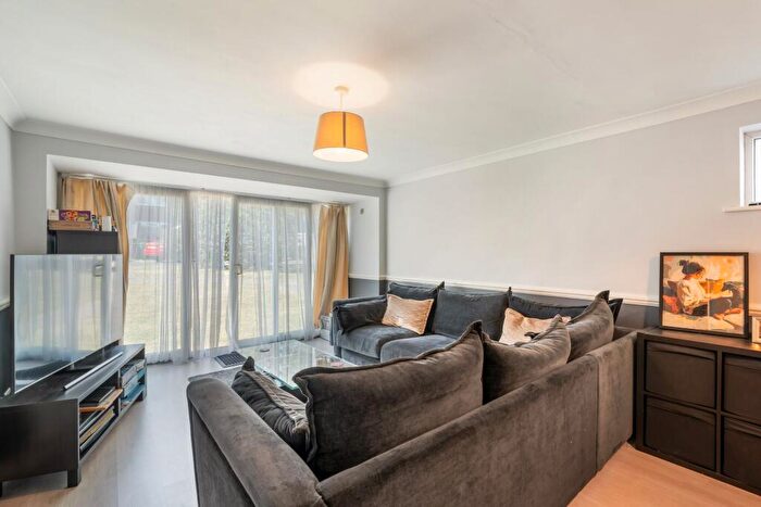 2 Bedroom Flat For Sale In Westbourne Avenue, Cheam, SM3
