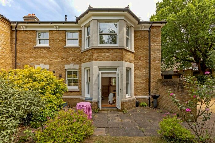 2 Bedroom Flat To Rent In Cedars Close, Belmont Hill, Lewisham, SE13