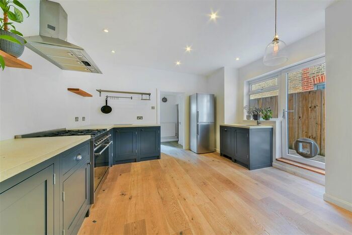 2 Bedroom Flat To Rent In Garratt Terrace, Tooting, SW17