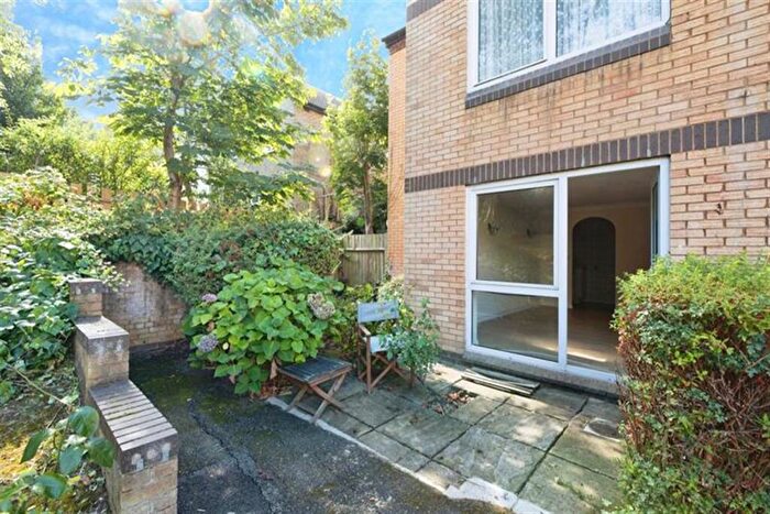 1 Bedroom Flat To Rent In Homebush House, Kings Head Hill, E4