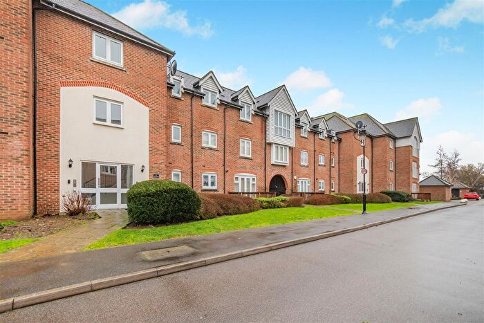 3 Bedroom Flat For Sale In The Lakes, Larkfield, ME20