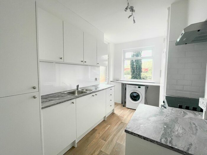 2 Bedroom Flat To Rent In Surbiton Hill Park, Surbiton, KT5