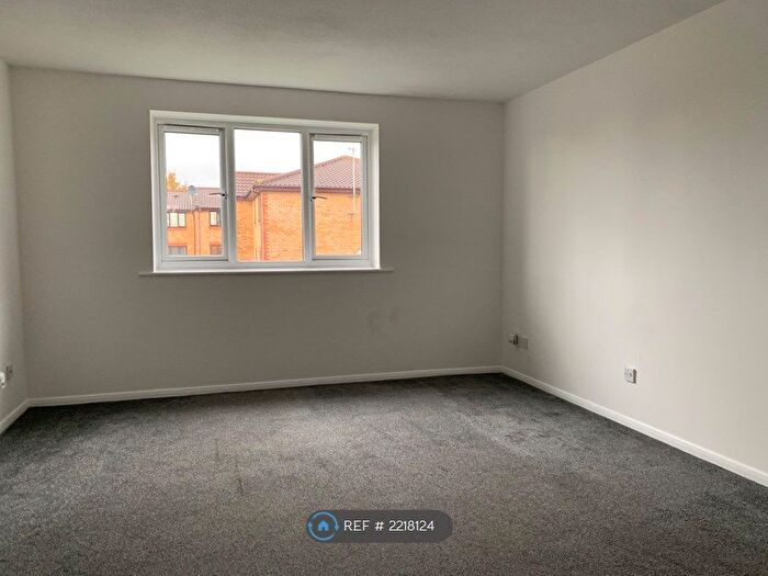 2 Bedroom Flat To Rent In Lowestoft Drive, Slough, SL1