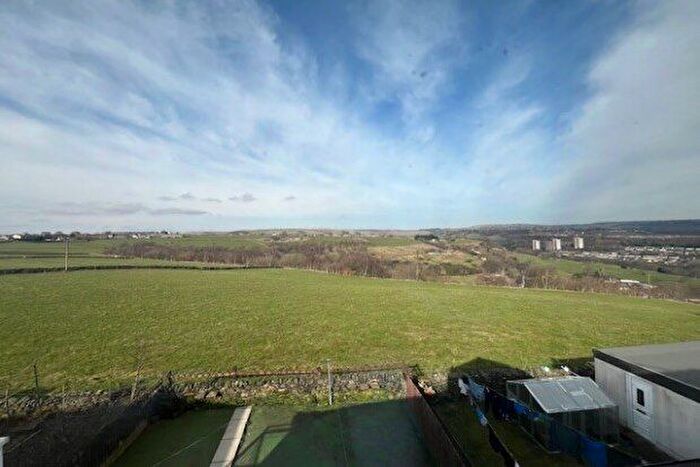 4 Bedroom Semi-Detached House To Rent In Woodlesford Crescent, Halifax, HX2