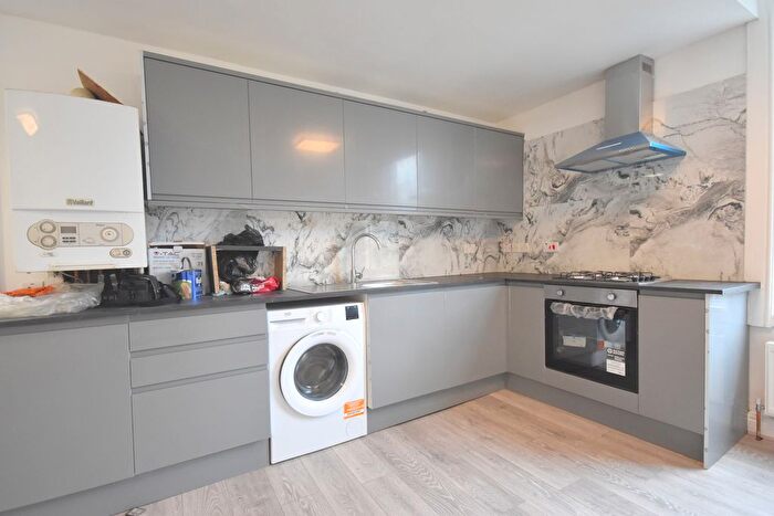 3 Bedroom Flat To Rent In Parklands Road, London, SW16