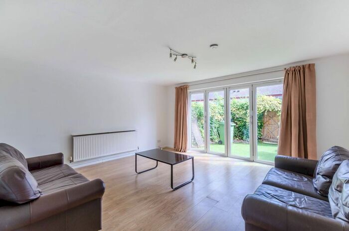 3 Bedroom Property To Rent In St James's Road, Bermondsey, London, SE16