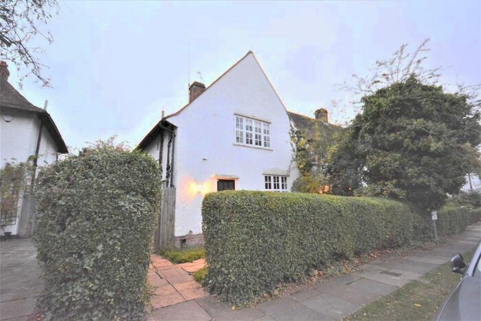 3 Bedroom Semi-Detached House To Rent In Asmuns Hill, London, NW11