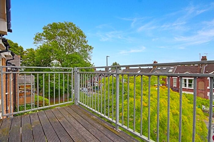 2 Bedroom Flat To Rent In Pinnata Close, Enfield, EN2
