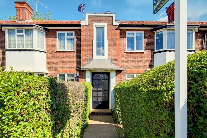 2 Bedroom Apartment To Rent In York Way, Whetstone, N20