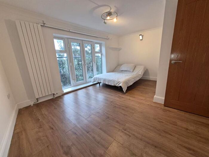 2 Bedroom Apartment To Rent In New Wanstead, Wanstead, London, E11