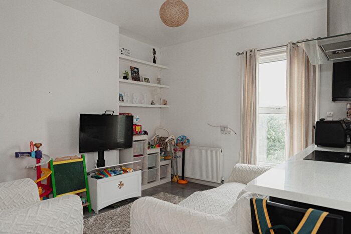 1 Bedroom Flat For Sale In Earlswood Road, Redhill, RH1